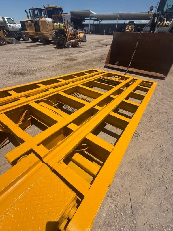 WhatsApp Image 2026-06-16 at 1.21.00 PM (1) Lowboy ferroviario